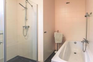 Bungalov u řeky a lesa