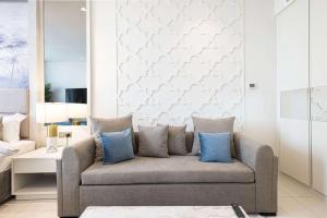 Stunning Studio facing Burj Khalifa