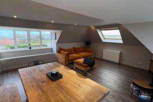 Near Beach - Sea View - Sleeps 6 - Parking