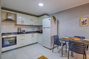 Modern Flat Across Hadrian Gate