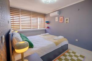 Modern Flat Across Hadrian Gate