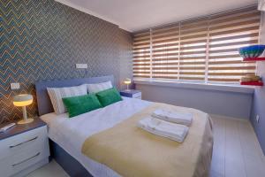 Modern Flat Across Hadrian Gate