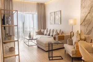 Stylish Two-Bedroom Apartment Overlooking the Sea by Hala Homes - 4hvězdičkové hotely ve městě Rás al-Chajma