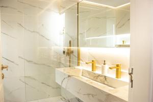 Stylish Two-Bedroom Apartment Overlooking the Sea by Hala Homes