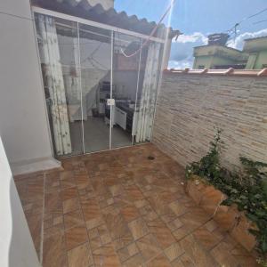 Casa ampla e com garagem