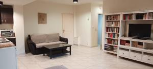 NEAR AIRPORT 2 STOPS By METRO FROM STUDIO ALICE "METRO STATION" PEANIA-KANTZA