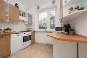 Bright Stylish Warsaw Apartment with Parking & Balcony by Noclegi Renters