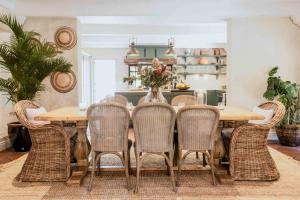 Homely Cape Dutch house with pool & mountain view