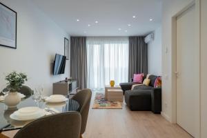 Roots Two - Tranquil Lakeview Escape with Balcony