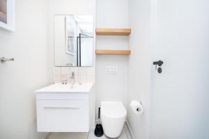 The Rose 706: 7th Floor Modern Studio Apartment