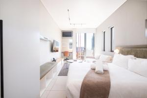 The Rose 706: 7th Floor Modern Studio Apartment