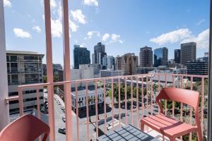 The Rose 706: 7th Floor Modern Studio Apartment