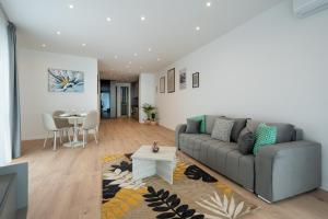 Roots Two - Tranquil Lakeview Escape with Balcony