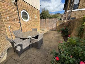 Comfortable, London 1 Bed Garden