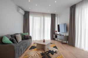 Roots Two - Tranquil Lakeview Escape with Balcony