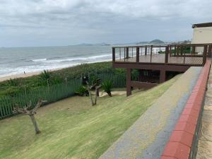 Apto novo - pé na areia em condomínio horizontal