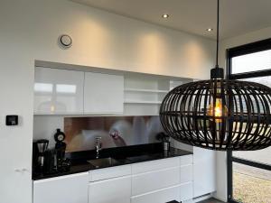 Enkhuizer Strand Chalet IJsselmeerblick Zweite Reihe mit Zaun Haus Nr 221