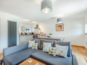 Old Highwood - Piggy In The Middle