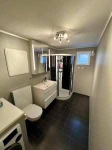 Cozy apartment by sherpa steps with free parking