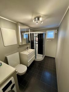 Cozy apartment by sherpa steps with free parking