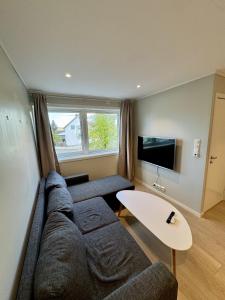 Cozy apartment by sherpa steps with free parking