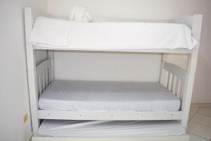 Apartamento com piscina, a 400 metros da praia maranduba