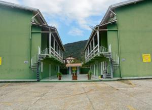 Apartamento com piscina, a 400 metros da praia maranduba