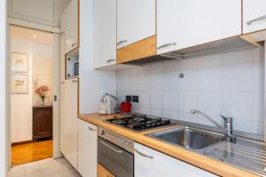 Charming Studio Milano with Balcony & Wi-Fi