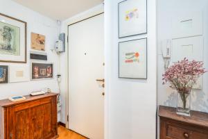 Charming Studio Milano with Balcony & Wi-Fi