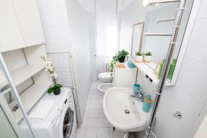 Charming Studio Milano with Balcony & Wi-Fi