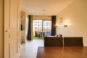 LX103 T2 balcon piscine et acces plage a Cannes