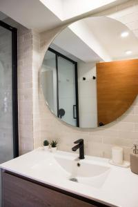 Chic Urban Retreat Modern Studio in Las Condes