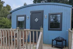 Tranquil Cabin Retreat- Sleeps 2 Parking
