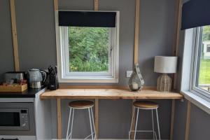 Tranquil Cabin Retreat- Sleeps 2 Parking