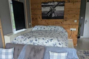 Tranquil Cabin Retreat- Sleeps 2 Parking