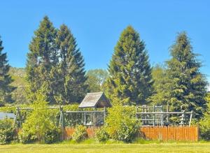 Tranquil Cabin Retreat- Sleeps 2 Parking