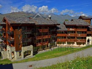 Charmant appartement rénové 45 pers. avec balcon, à 3 min des pistes – Montchavin Les Coches - FR-1-329-33