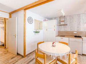 Apt rénové 2* pour 45p à Montchavin, proche pistes et commerces, parking gratuit - FR-1-329-52
