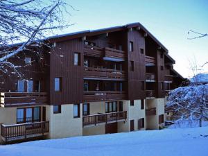 Apt rénové 2* pour 45p à Montchavin, proche pistes et commerces, parking gratuit - FR-1-329-52
