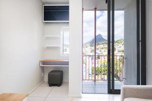 The Rose 702 - Top Floor City Apartment with Mountain View