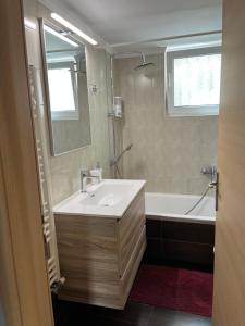 Elegant Glyfada Apartment-private Garden-Near METRO