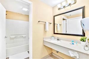 Modern Condo close to Disney with Arcade and BBQ Grill