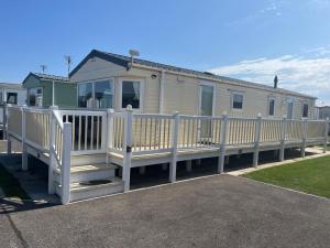 Spacious 10 birth Caravan Golden palm resort chapel st leonards Skegness
