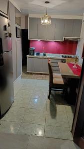 Casa aconchegante com 2 quartos com ar condicionado, 2 camas de casal, com garagem privativa