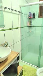 Casa aconchegante com 2 quartos com ar condicionado, 2 camas de casal, com garagem privativa