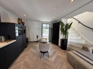 Cozy Penthouse Duplex with Private Rooftop Terrace near Vondelpark