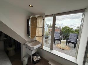 Cozy Penthouse Duplex with Private Rooftop Terrace near Vondelpark