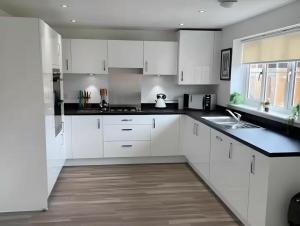 Spacious & Stylish 4-Bed House with Hot Tub in Prime Location