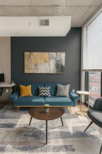 Stylish 2BR Rooftop Views plus Sky Lounge