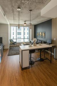 City Escape 2BR Apt with Resort Amenities